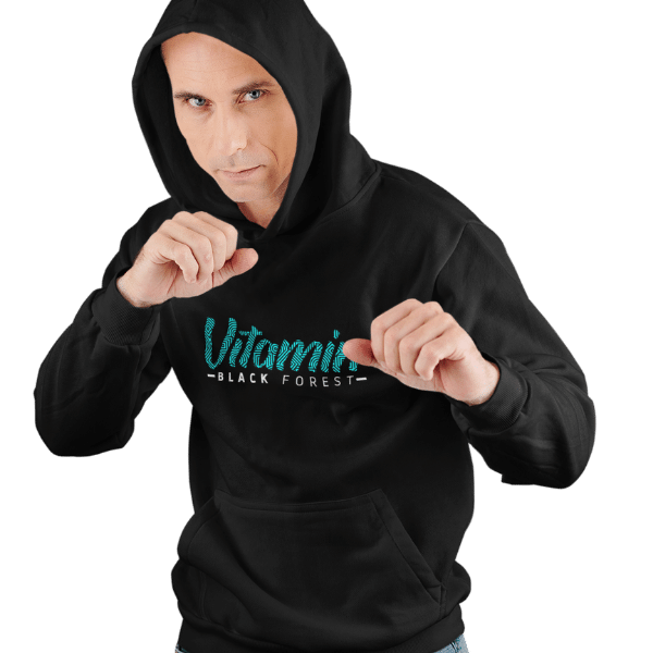mann im studio in box stellung mit schwarzem hoodie mit black forest vitamin motiv