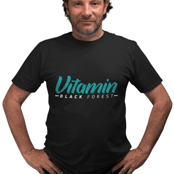 mann im studio mit schwarzem t-shirt mit motiv black forest vitamin