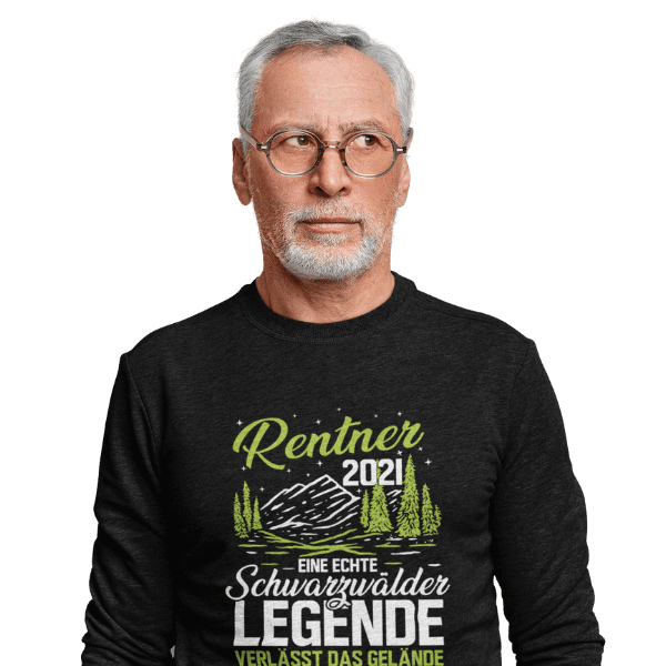 grauhaariger mann mit brille und bart mit schwarzem langarm t-shirt mit motiv schwarzwald rentner 2021
