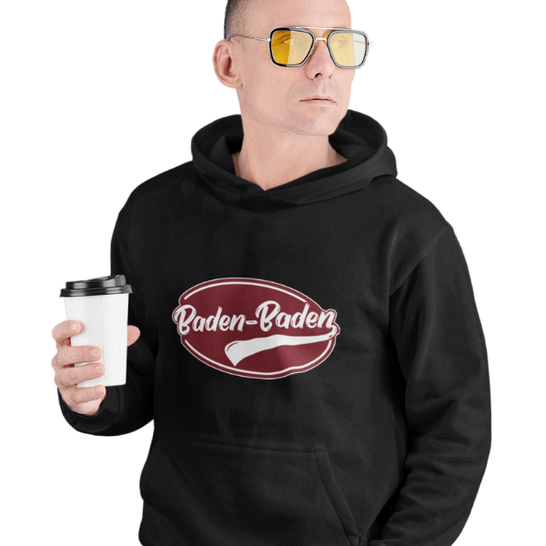 mann mit kaffee und brille mit schwarzem hoodie mit aufdruck baden-baden