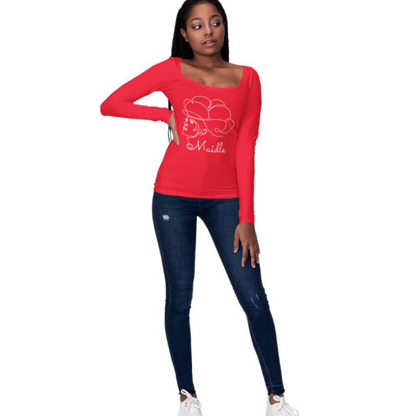 frau mit rotem langarm shirt mit design schwarzwaldmaedel jasmin