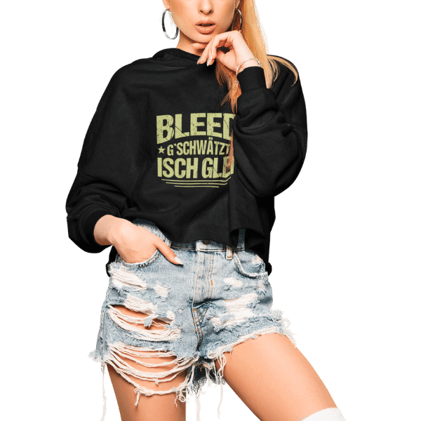 frau im studio mit schwarzem sweatshirt mit badisch bleed geschwaetzt motiv