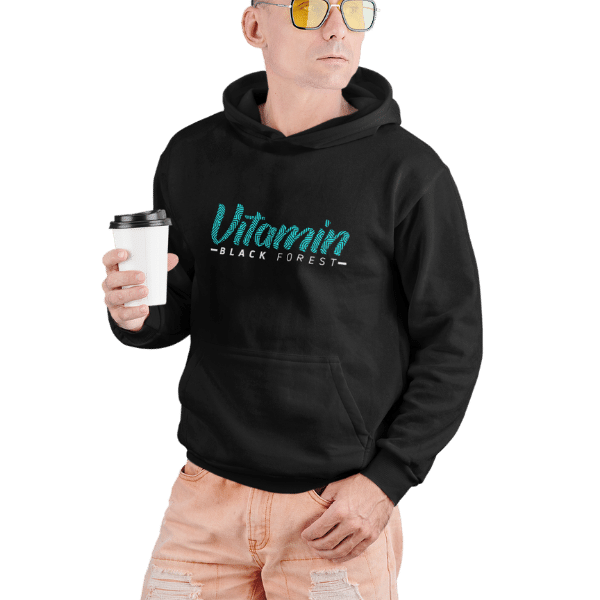 mann im studio mit schwarzem hoodie mit black forest vitamin design