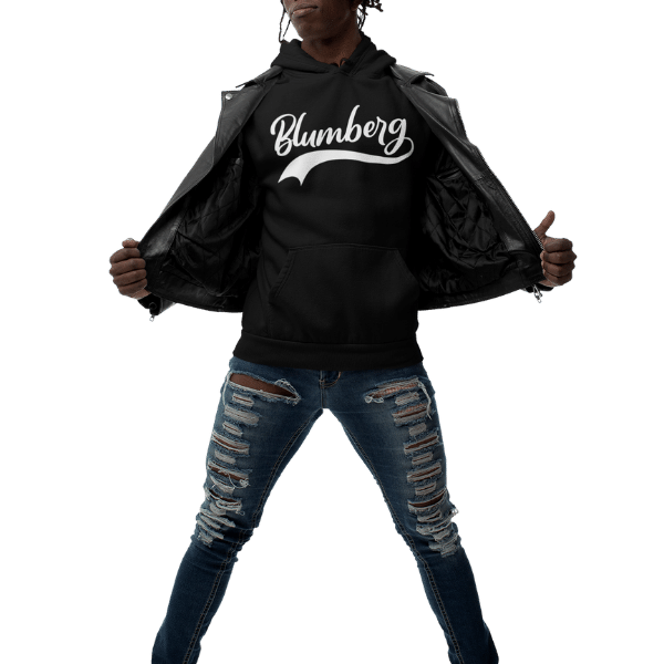 mann im studio mit schwarzer jacke und hoodie mit motiv blumberg