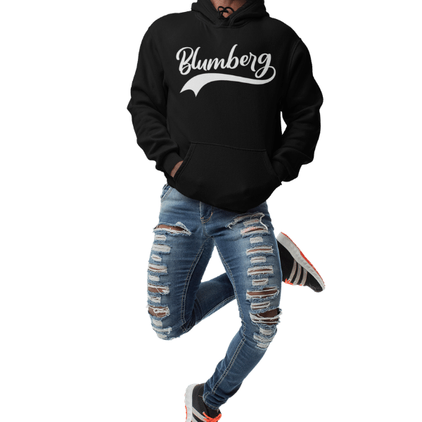 mann springend im studio mit schwarzem hoodie mit blumberg design