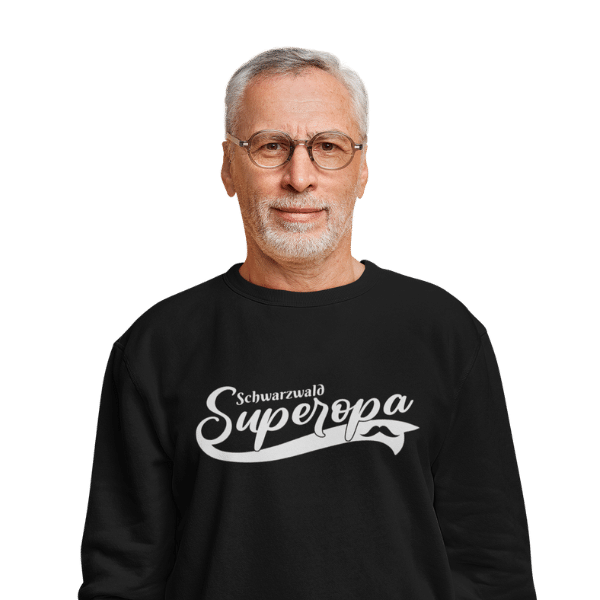 grau haariger mann mit brille und schwarzem sweat-shirt mit schwarzwald super opa motiv