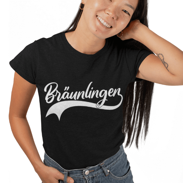 frau im studio mit schwarzem t-shirt mit aufschrift braeunlingen