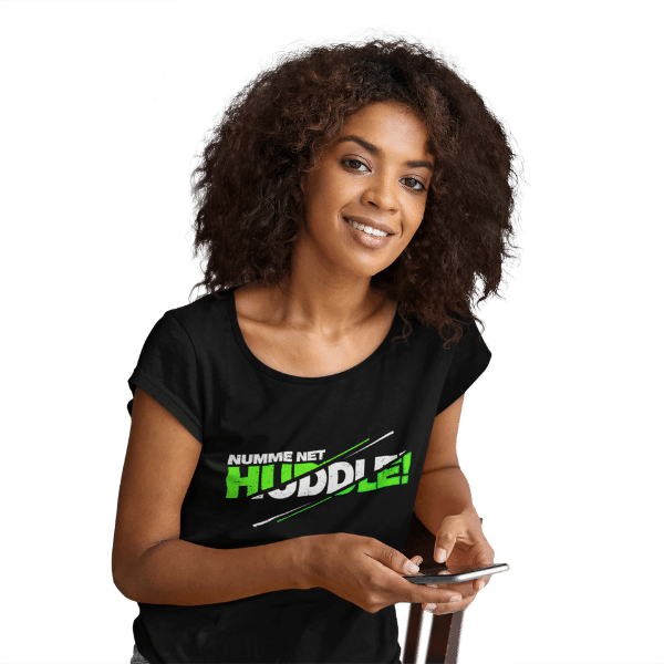 frau mit handy und schwarzem tshirt mit logo badisch net huddle