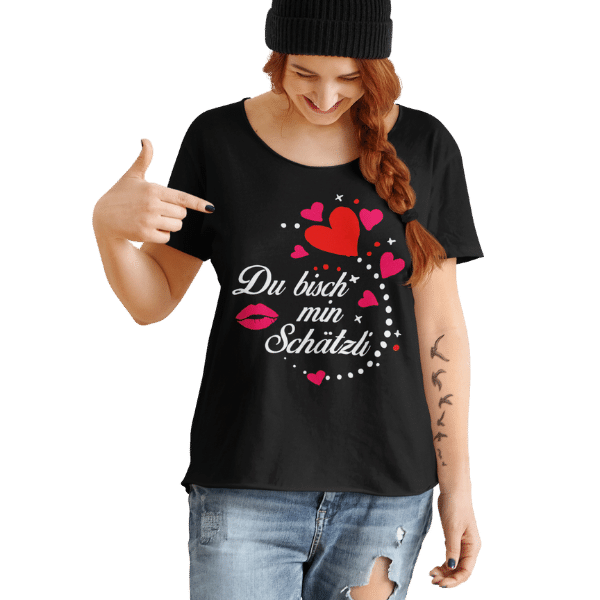 frau mit muetze und schwarzem tshirt mit motiv schwarzwald schaetzli