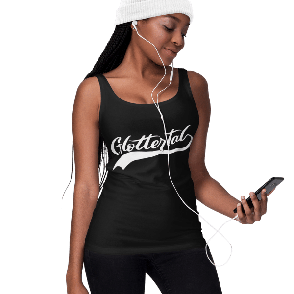 frau mit muetze handy und schwarzem tank top mit design glottertal