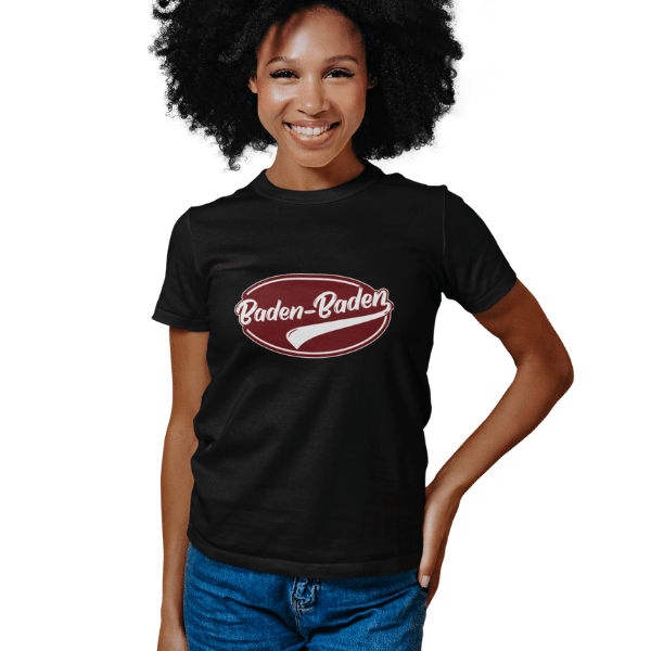 frau im studio mit schwarzem t-shirt mit design baden-baden