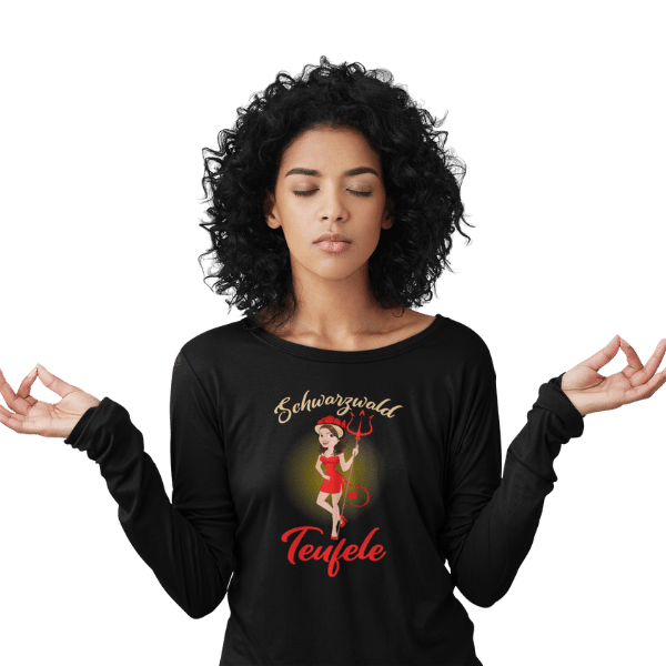 meditierende frau mit schwarzem langarm t-shirt mit schwarzwald teufele design