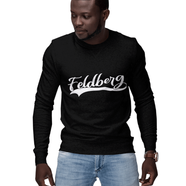 mann im studio mit schwarzem langarm tshirt mit feldberg design