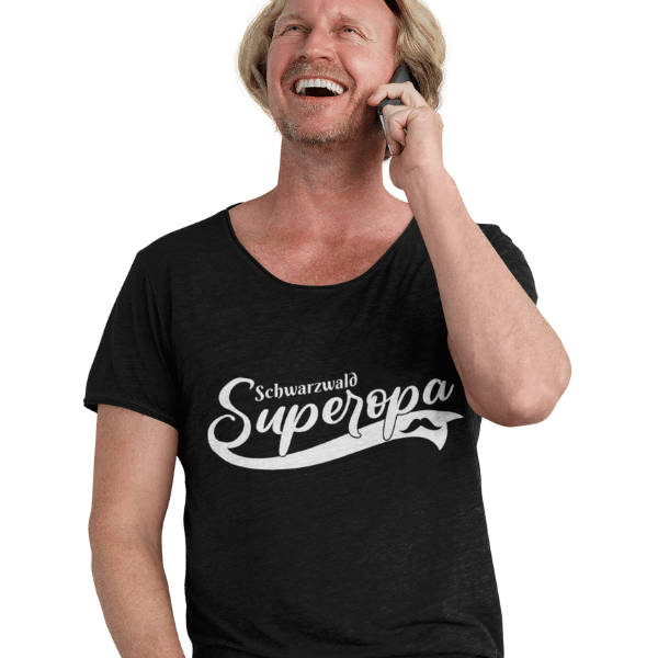 gluecklicher mann im studio mit schwarzem tshirt mit schwarzwald super opa design