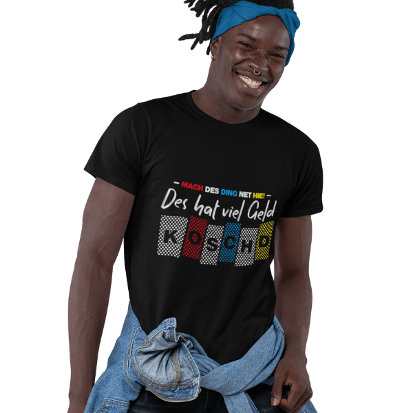 mann mit jacke um der huefte und schwarzem tshirt mit motiv alemannisch fuer anfaenger teil 0815