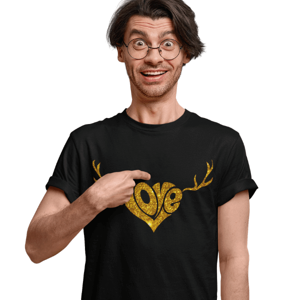 mann mit brille und schwarzem tshirt mit schwarzwald love mit geweih design