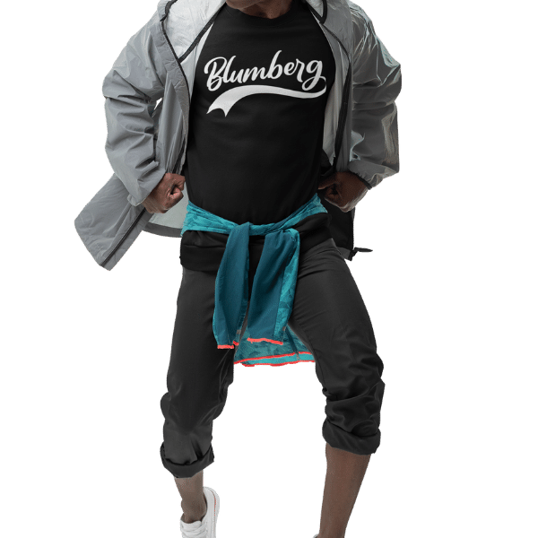 mann mit jacke und schwarzem sweatshirt mit motiv blumberg