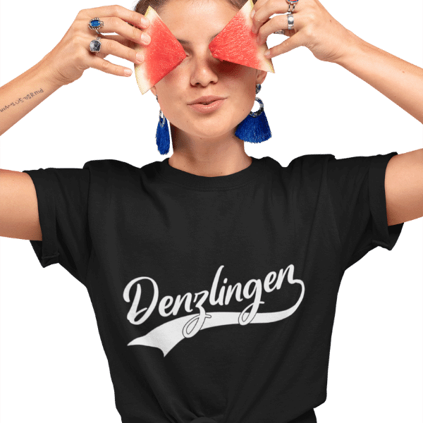frau im studio mit wassermelone und schwarzem t-shirt mit motiv denzlingen
