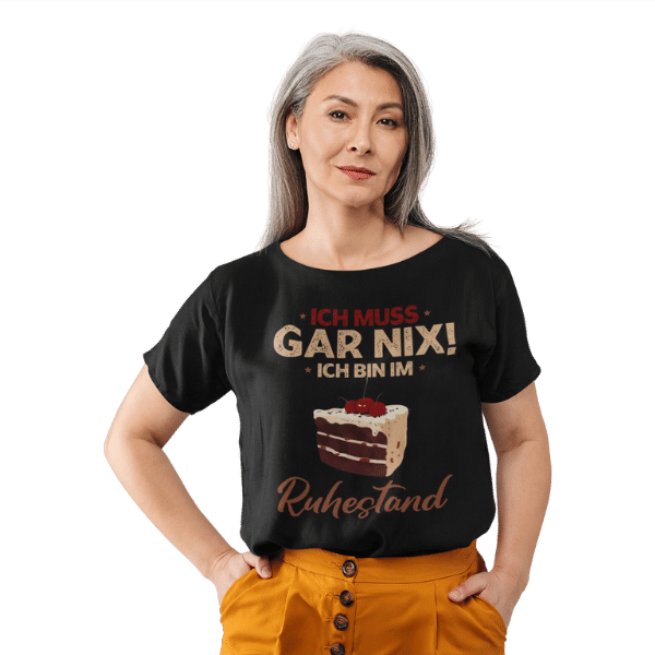 frau im studio mit grauen haaren und schwarzem t-shirt mit ruhestand mit schwarzwaelder desgin