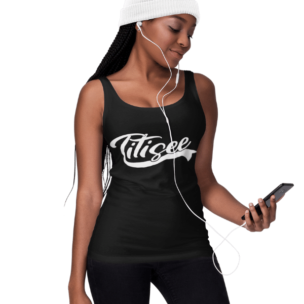 frau mit muetze und schwarzem tank top mit titisee aufdruck