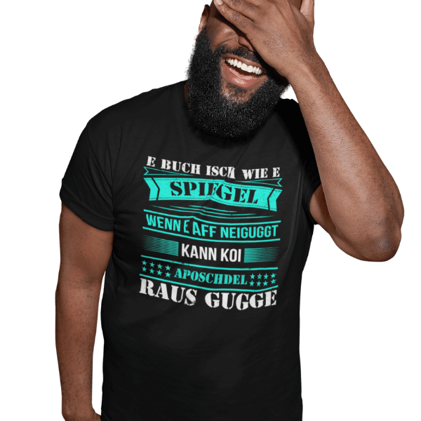 lachender mann im studio mit schwarzem tshirt mit alemannisch raus gugge motiv