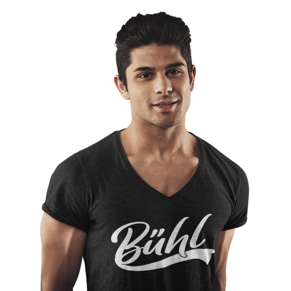 mann im studio mit schwarzem v-ausschnitt t-shirt mit motiv buehl