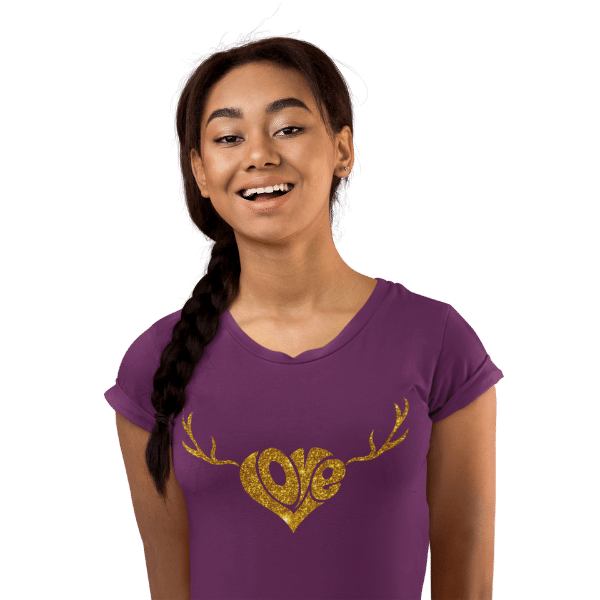 frau im studio mit lila tshirt mit schwarzwald love motiv