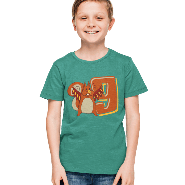 junge im studio mit blau-gruenem t-shirt mit 9. geburtstag schwarwald motiv