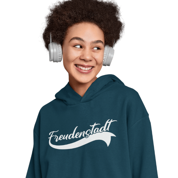 frau mit kopfhoerern und blauem hoodie mit bildmotiv freudenstadt