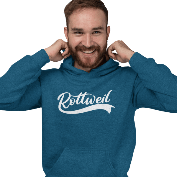 mann im studio mit bart und blauem hoodie mit rottweil design