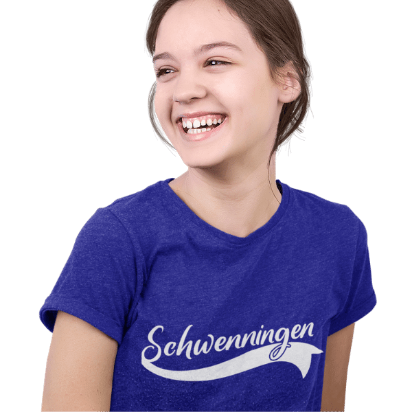 glueckliches maedchen mit blauem t-shirt mit schwenningen motiv