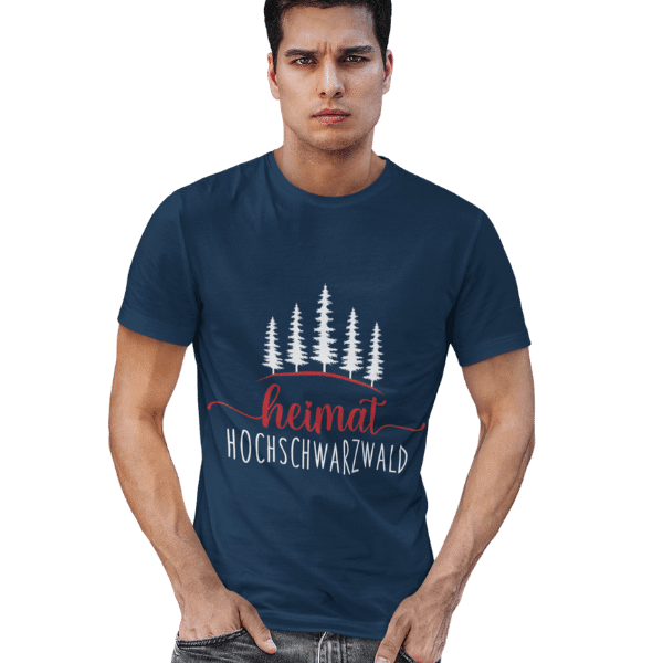 mann im studio mit jeans und blauem tshirt mit heimat hochschwarzwald bildmotiv