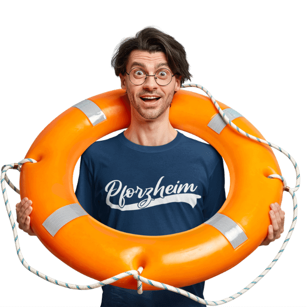 mann im studio mit schwimmring und blauem t-shirt mit aufdruck pforzheim