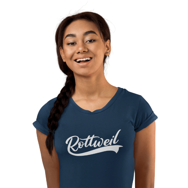 frau im studio mit langen haaren und blauem t-shirt mit rottweil logo