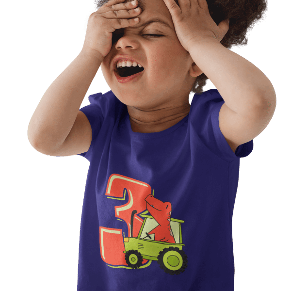 maedchen im studio mit blauem t-shirt mit 3. geburtstag schwarzwald motiv