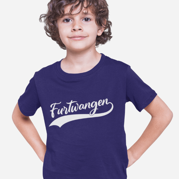 junge mit blauem tshirt mit design furtwangen