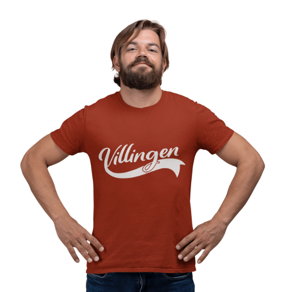 mann mit bart im studio mit rotbraunem t-shirt mit motiv villingen