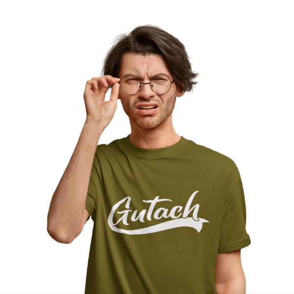 mann im studio mit brille und braunem t-shirt mit gutach design