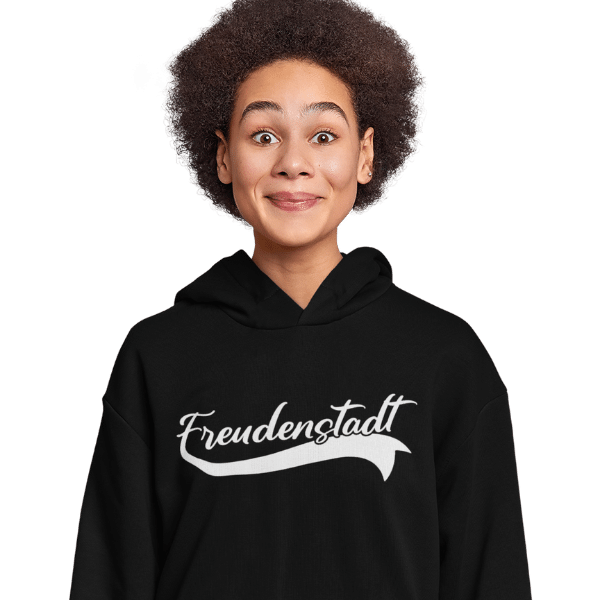 glueckliche frau im studio mit schwarzem hoodie mit freudenstadt design