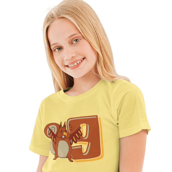 blondes maedchen im studio mit gelben t-shirt mit 9. geburtstag schwarzwald design