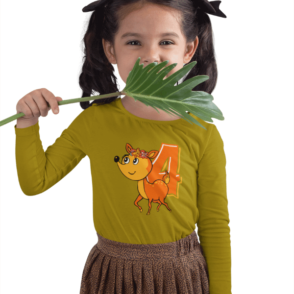 maedchen im studio mit zoepfen und gruenem langarm t-shirt mit design 4. geburtstag schwarzwald