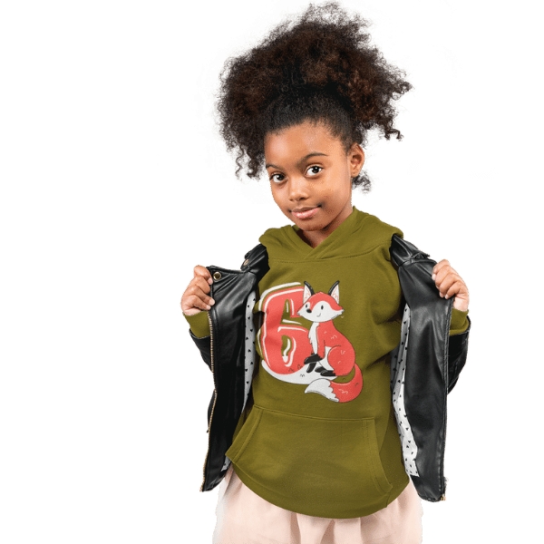 maedchen mit locken im studio mit gruenem tshirt mit logo 6. geburtstag schwarzwald
