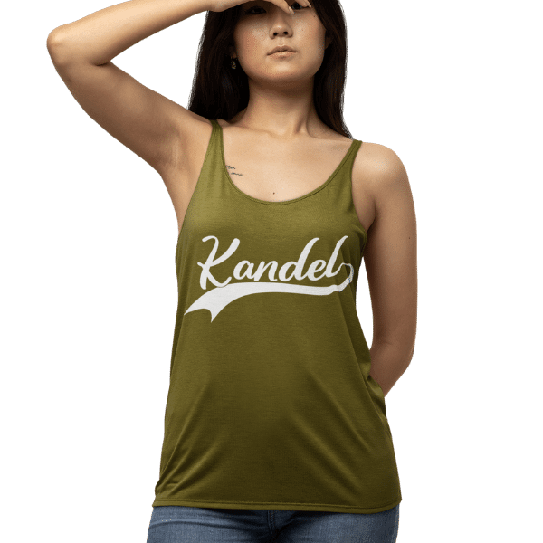 frau mit langen haaren und gruenem tank top mit bildmotiv kandel