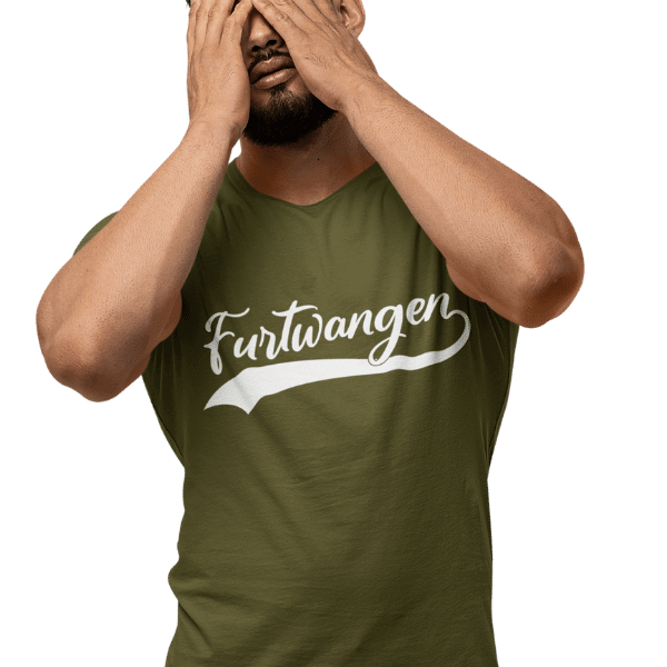 mann mit bart und gruenem shirt mit furtwangen design