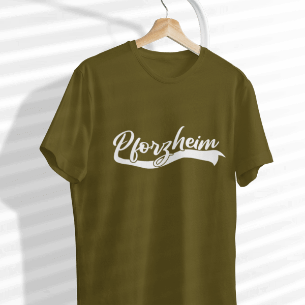 gruenes t-shirt mit kleiderbuegel mit pforzheim design