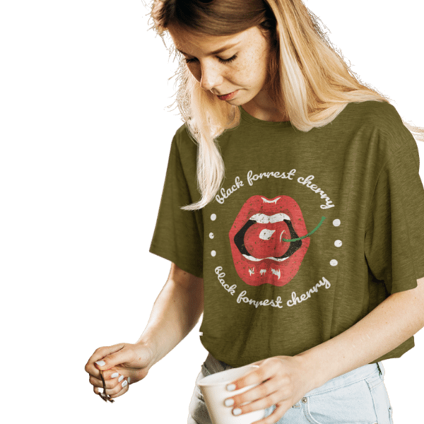 blonde frau mit tasse im studio mit gruenem t-shirt mit logo black forest cherry