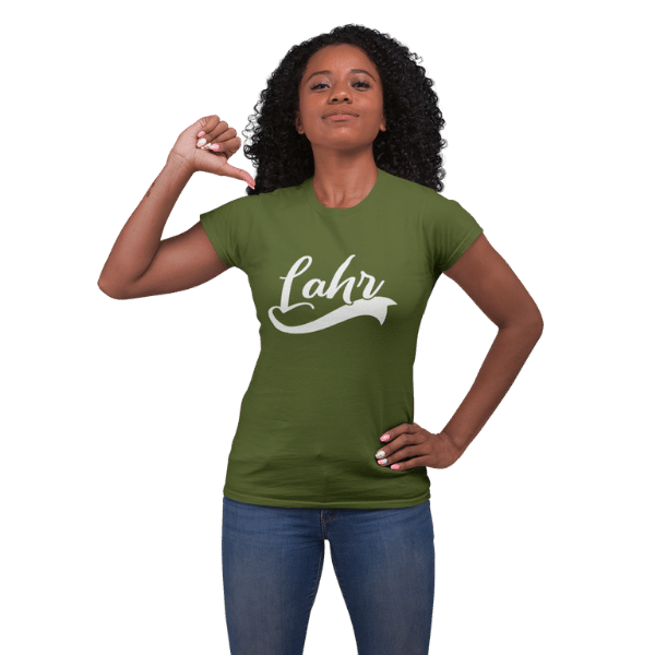 frau im studio mit gruenem shirt mit logo lahr