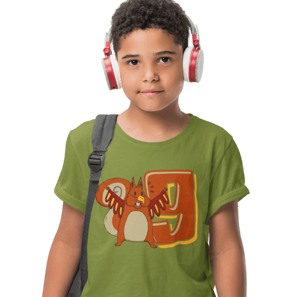 junge mit kopfhoerern und gruenem t-shirt mit 9. geburtstag schwarzwald design