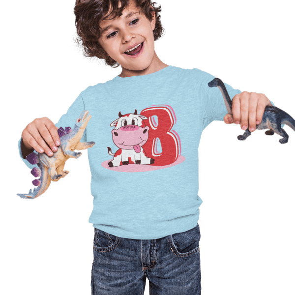 junge im studio mit hellblauem t-shirt mit bildmotiv 8. geburtstag schwarzwald