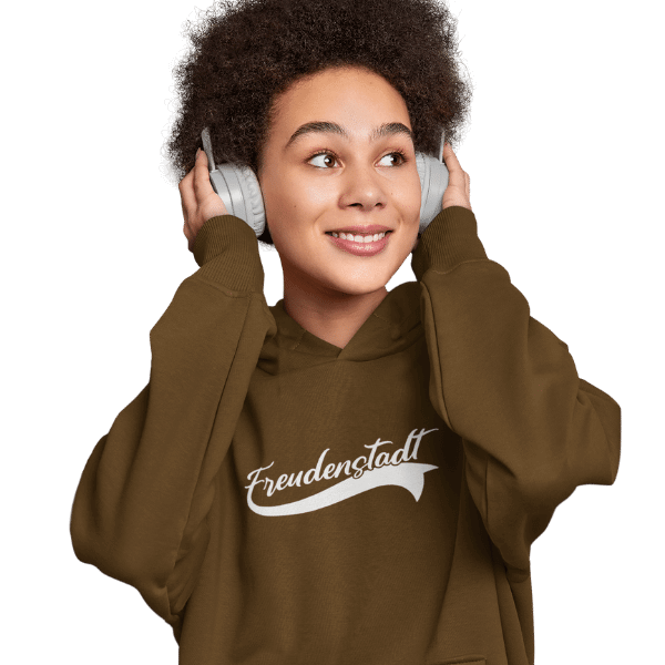 frau im studio mit kopfhoerern und braunem hoodie mit design freudenstadt